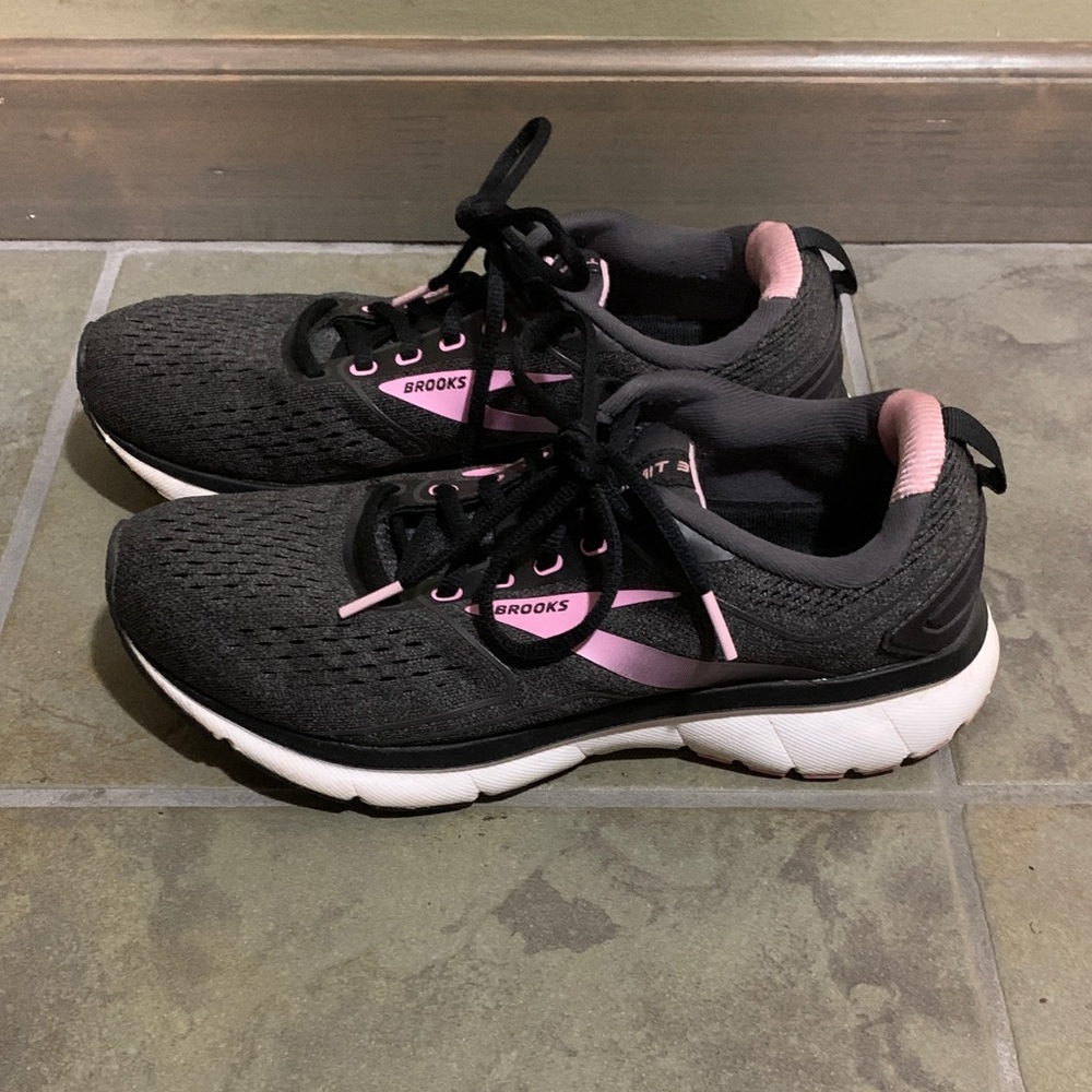 Brooks Transmit 3 Women's Athletic Shoes in Black and Pink